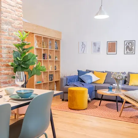 Days - With Netflix And Apple Tv Next To Park In Lesser Town Daire