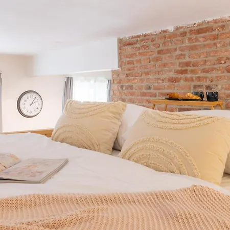 Days - With Netflix And Apple Tv Next To Park In Lesser Town Daire