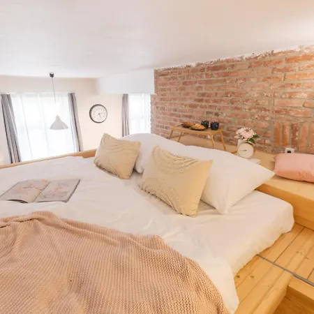 Days - With Netflix And Apple Tv Next To Park In Lesser Town *
